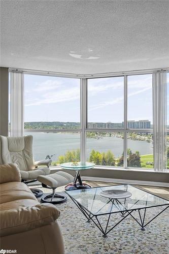 906-140 Dunlop Street E, Barrie, ON - Indoor Photo Showing Living Room