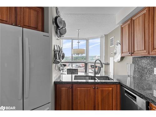 906-140 Dunlop Street E, Barrie, ON - Indoor Photo Showing Kitchen With Double Sink