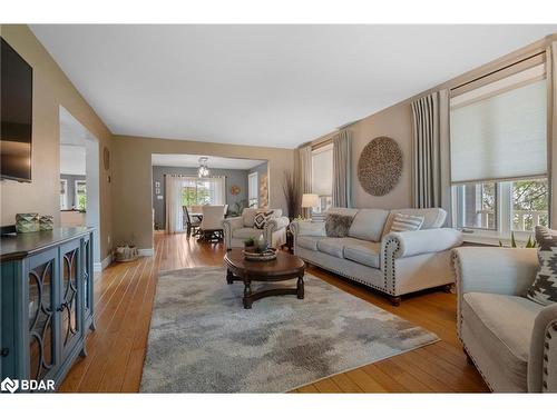 2255 Douglas Avenue, Innisfil, ON - Indoor Photo Showing Living Room