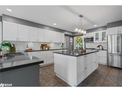 2255 Douglas Avenue, Innisfil, ON - Indoor Photo Showing Kitchen With Upgraded Kitchen