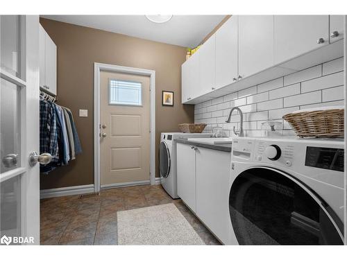 2255 Douglas Avenue, Innisfil, ON - Indoor Photo Showing Laundry Room