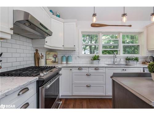 740 10Th Line Line, Innisfil, ON - Indoor Photo Showing Kitchen With Upgraded Kitchen