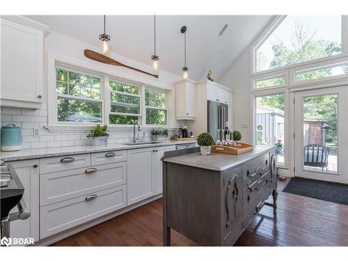 740 10Th Line Line, Innisfil, ON - Indoor Photo Showing Kitchen With Upgraded Kitchen