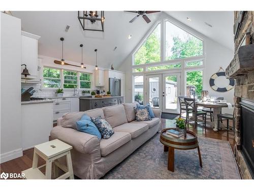 740 10Th Line Line, Innisfil, ON - Indoor Photo Showing Living Room