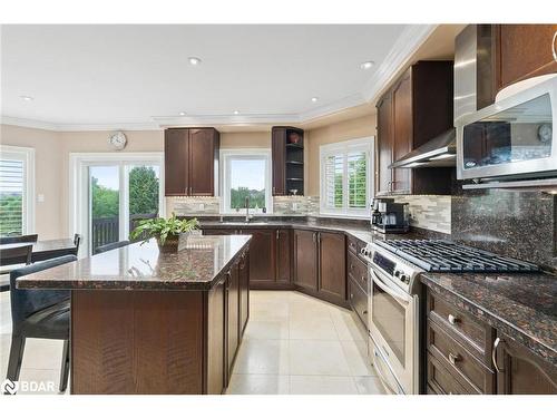 23 Pinebrook Circle, Caledon, ON - Indoor Photo Showing Kitchen With Upgraded Kitchen