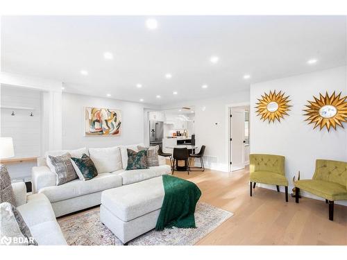 963 Sanford Drive, Burlington, ON - Indoor Photo Showing Living Room