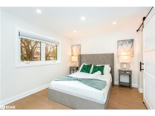 963 Sanford Drive, Burlington, ON - Indoor Photo Showing Bedroom