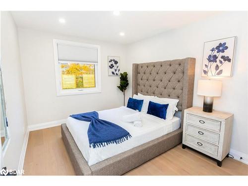 963 Sanford Drive, Burlington, ON - Indoor Photo Showing Bedroom