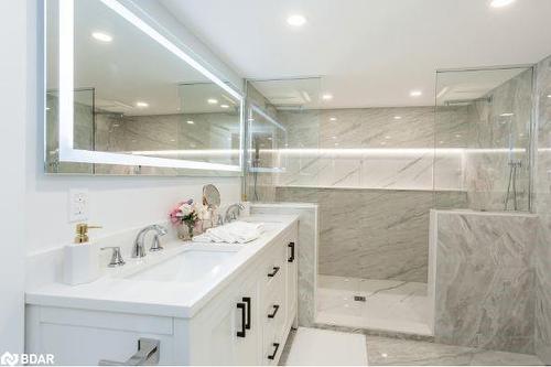 963 Sanford Drive, Burlington, ON - Indoor Photo Showing Bathroom