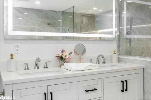 963 Sanford Drive, Burlington, ON - Indoor Photo Showing Bathroom