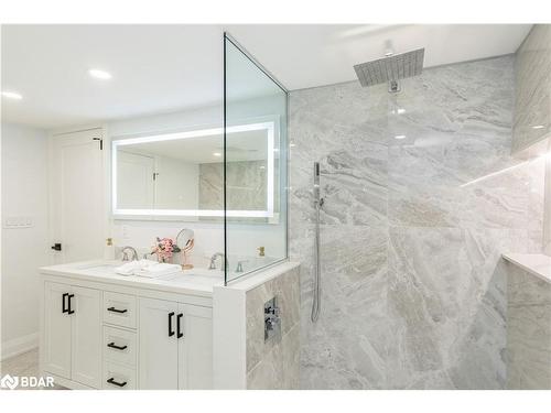 963 Sanford Drive, Burlington, ON - Indoor Photo Showing Bathroom