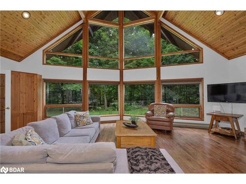 22 Cathedral Pines Rd Road, Barrie, ON - Indoor Photo Showing Living Room