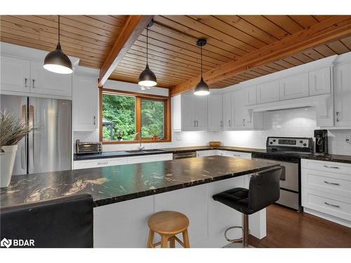 22 Cathedral Pines Rd Road, Barrie, ON - Indoor Photo Showing Kitchen