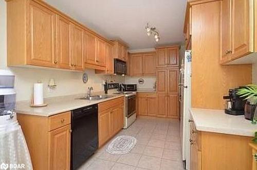 28-150 Bella Vista Trail, Alliston, ON - Indoor Photo Showing Kitchen