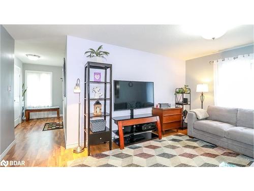 405 Irwin Street, Midland, ON - Indoor Photo Showing Living Room
