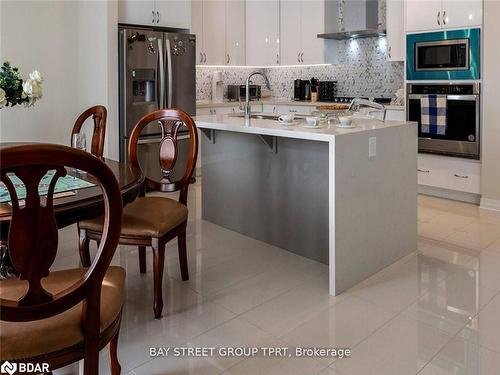 3784 Sunbank Crescent, Severn, ON - Indoor Photo Showing Kitchen With Upgraded Kitchen