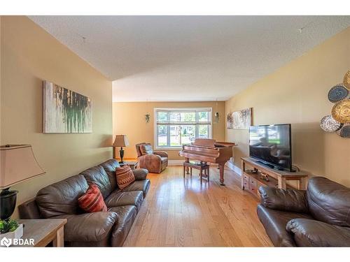 225 Eighth Street, Midland, ON - Indoor Photo Showing Living Room