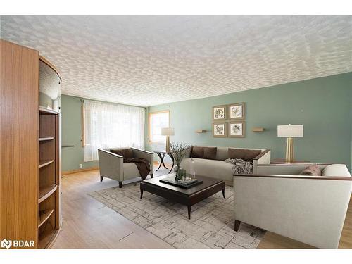 794 Ontario Street, Midland, ON - Indoor Photo Showing Living Room