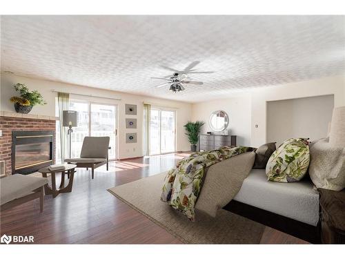 794 Ontario Street, Midland, ON - Indoor Photo Showing Living Room With Fireplace