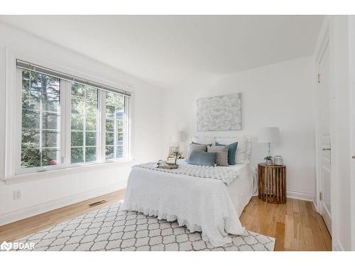 665 Lakelands Avenue, Innisfil, ON - Indoor Photo Showing Bedroom