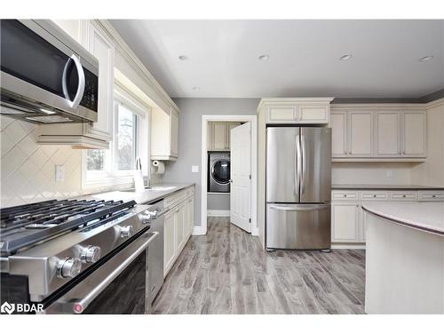 44 23Rd Street N, Wasaga Beach, ON - Indoor Photo Showing Kitchen With Upgraded Kitchen