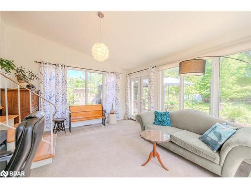 131 Rodney Street, Barrie, ON - Indoor Photo Showing Living Room