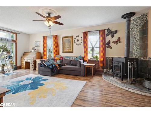 785 Scugog Line 12, Uxbridge, ON - Indoor Photo Showing Living Room