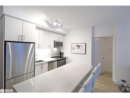 D112-333 Sea Ray Avenue, Innisfil, ON - Indoor Photo Showing Kitchen