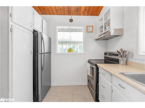 1070 Chaikof Road, Bracebridge, ON - Indoor Photo Showing Kitchen