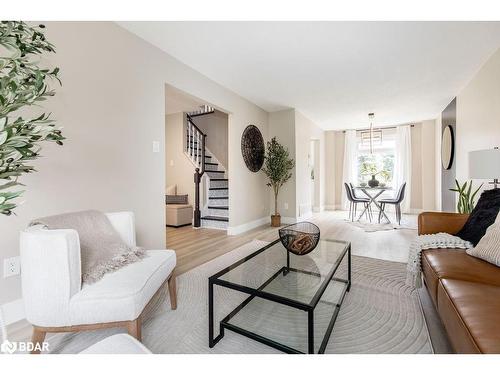 987 Garden Avenue, Innisfil, ON - Indoor Photo Showing Living Room