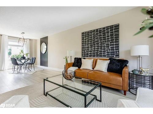 987 Garden Avenue, Innisfil, ON - Indoor Photo Showing Living Room