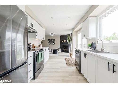 987 Garden Avenue, Innisfil, ON - Indoor Photo Showing Kitchen With Upgraded Kitchen