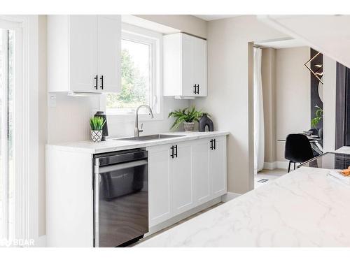 987 Garden Avenue, Innisfil, ON - Indoor Photo Showing Kitchen