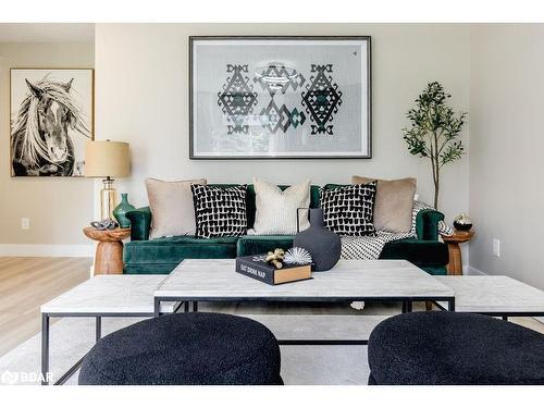 987 Garden Avenue, Innisfil, ON - Indoor Photo Showing Living Room