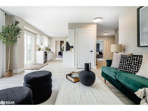 987 Garden Avenue, Innisfil, ON - Indoor Photo Showing Living Room