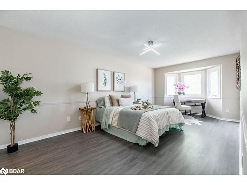 987 Garden Avenue, Innisfil, ON - Indoor Photo Showing Bedroom