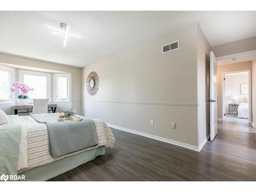 987 Garden Avenue, Innisfil, ON - Indoor Photo Showing Bedroom