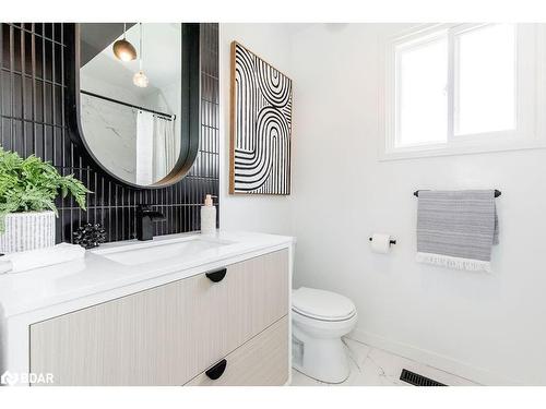 987 Garden Avenue, Innisfil, ON - Indoor Photo Showing Bathroom