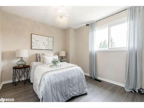 987 Garden Avenue, Innisfil, ON - Indoor Photo Showing Bedroom