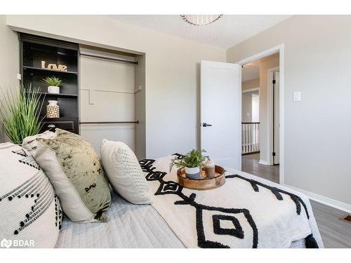 987 Garden Avenue, Innisfil, ON - Indoor Photo Showing Bedroom