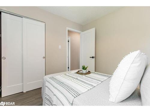 987 Garden Avenue, Innisfil, ON - Indoor Photo Showing Bedroom