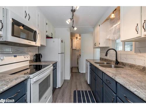 3 Weeping Willow Drive, Innisfil, ON - Indoor Photo Showing Kitchen With Double Sink