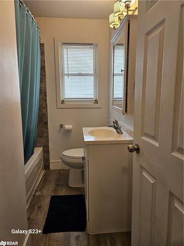 18 Willowdale Street, Brantford, ON - Indoor Photo Showing Bathroom
