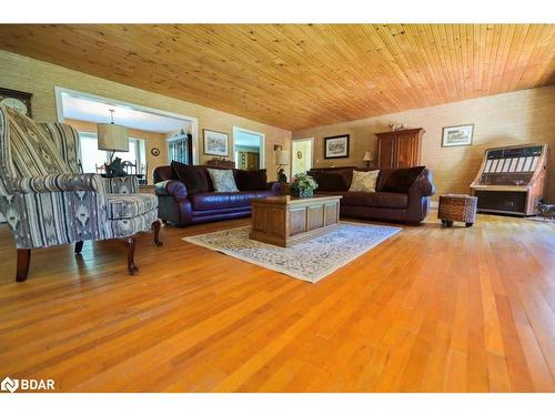 111 Rose Lake Road, Utterson, ON - Indoor Photo Showing Living Room