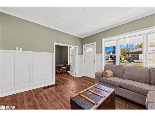 7 Stoddart Street, Essa, ON - Indoor Photo Showing Living Room