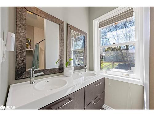 7 Stoddart Street, Essa, ON - Indoor Photo Showing Bathroom