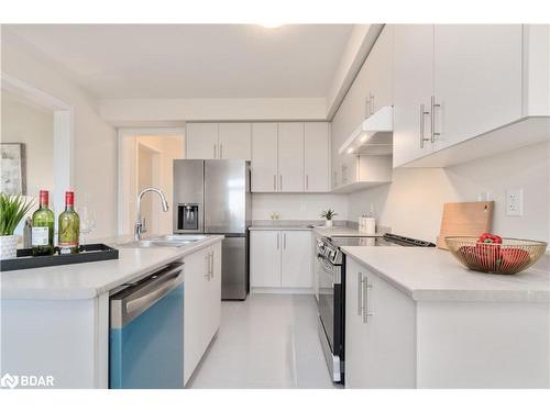 20 Aviron Crescent, Welland, ON - Indoor Photo Showing Kitchen With Upgraded Kitchen