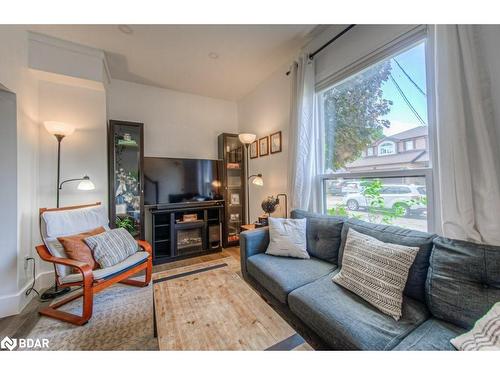 344 Emerald Street N, Hamilton, ON - Indoor Photo Showing Living Room