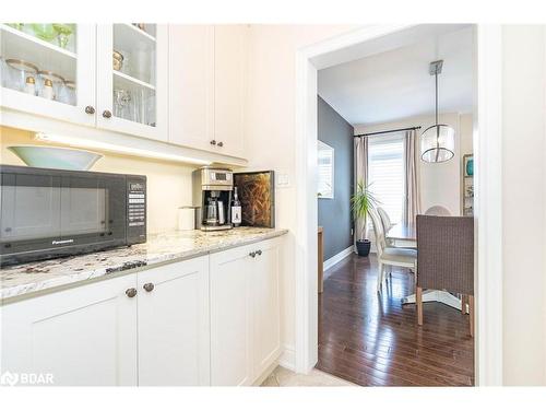 9 Philson Court, Innisfil, ON - Indoor Photo Showing Kitchen