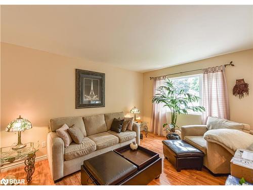 343 Arthur Street, Orillia, ON - Indoor Photo Showing Living Room